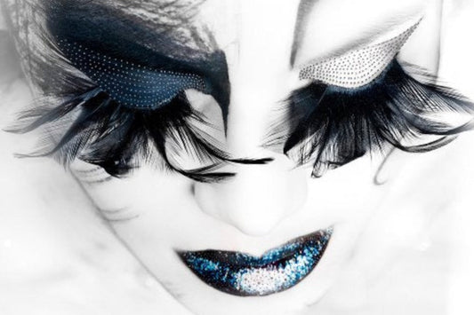 Lady with blue eyelashes | Glasplaat | 80 x 120 cm